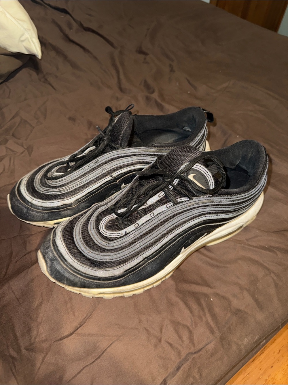 Nike Men’s Black and Gray Wave-Patterned Running Sneakers